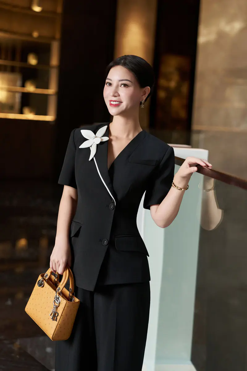 [KIAS x HannahOlala] 𝐋𝐮𝐧𝐚𝐫 𝐄́𝐜𝐥𝐚𝐭 – Sắc đen huyền bí, điểm hoa trắng nổi bật tôn vẻ tinh tế quý phái