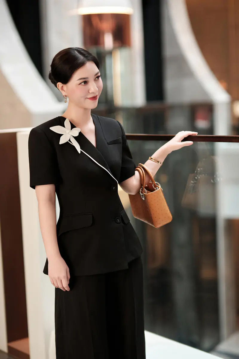 [KIAS x HannahOlala] 𝐋𝐮𝐧𝐚𝐫 𝐄́𝐜𝐥𝐚𝐭 – Sắc đen huyền bí, điểm hoa trắng nổi bật tôn vẻ tinh tế quý phái