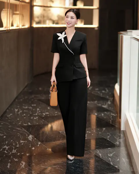 [KIAS x HannahOlala] 𝐋𝐮𝐧𝐚𝐫 𝐄́𝐜𝐥𝐚𝐭 – Sắc đen huyền bí, điểm hoa trắng nổi bật tôn vẻ tinh tế quý phái